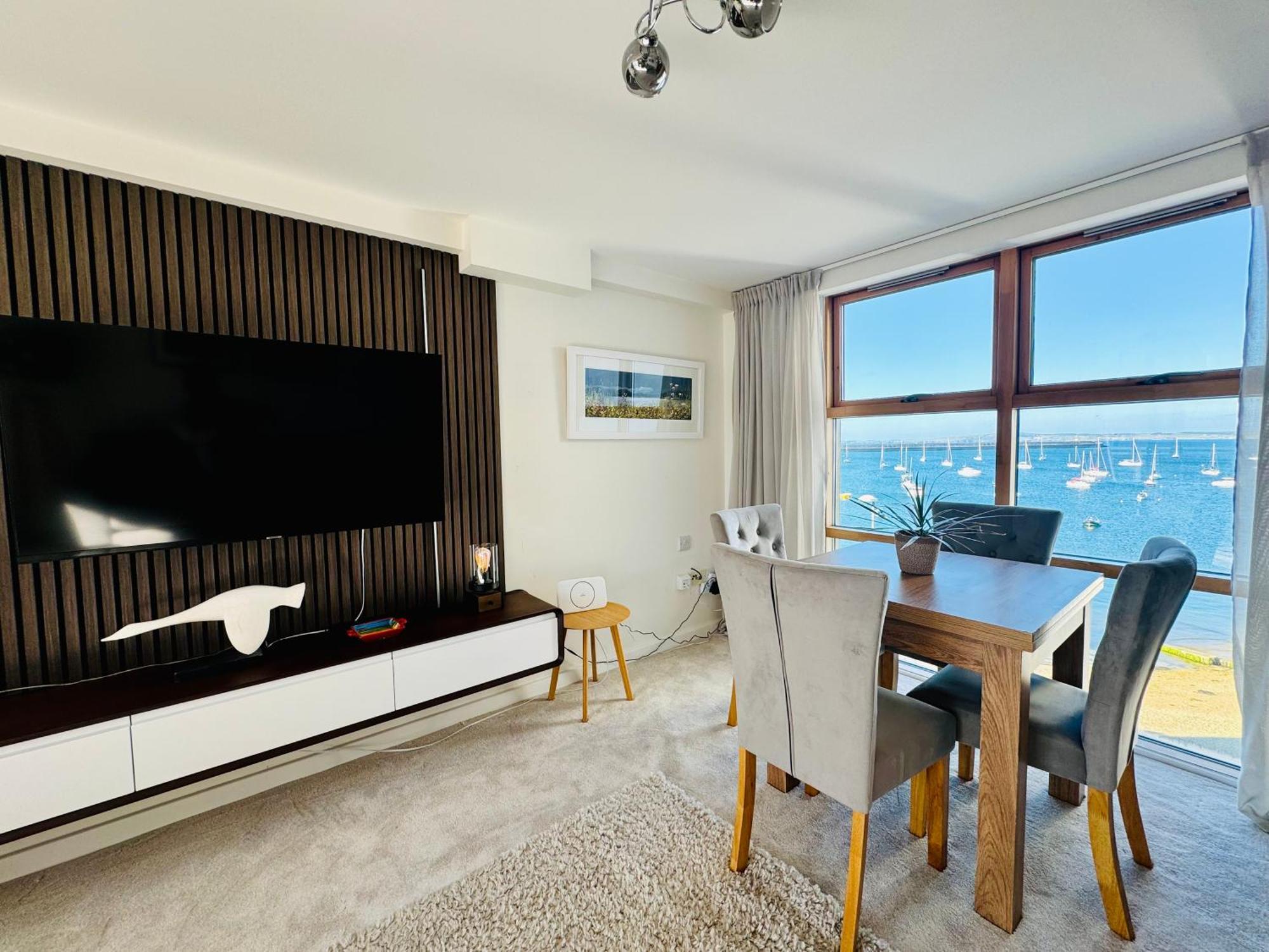 Marina Sea View Apt - Second Floor With Lift, Modern Holyhead Luaran gambar