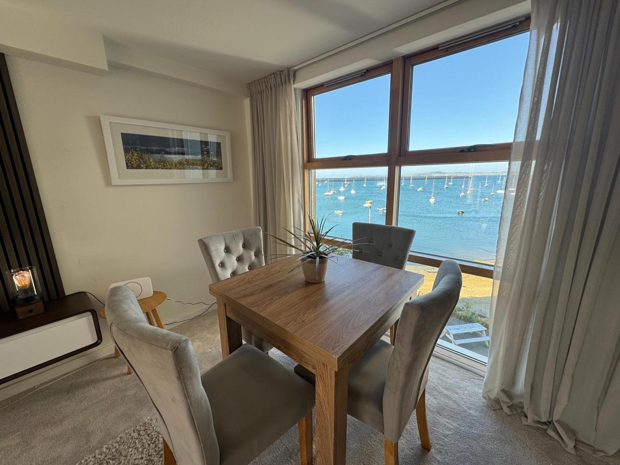 Marina Sea View Apt - Second Floor With Lift, Modern Holyhead Luaran gambar