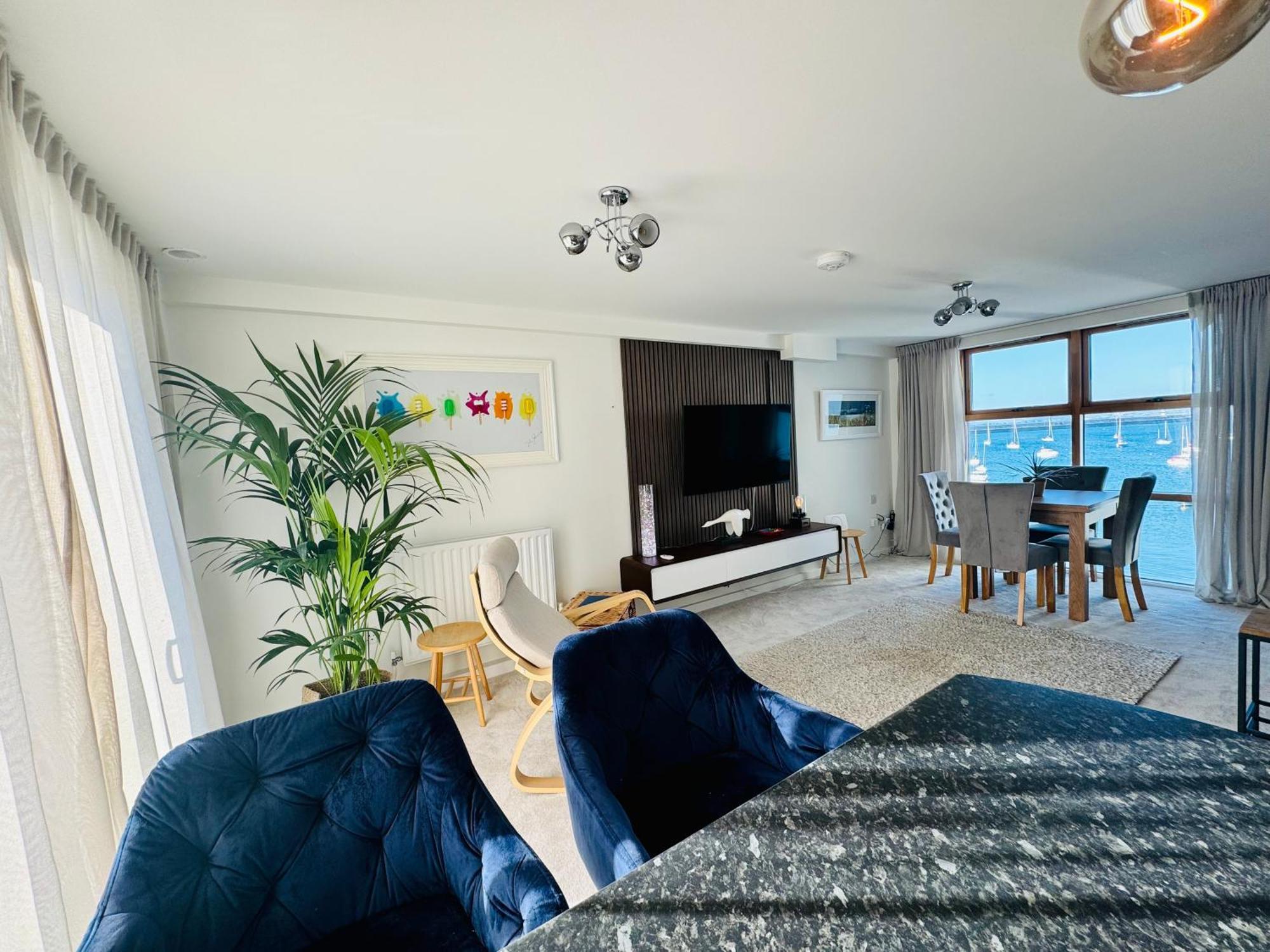 Marina Sea View Apt - Second Floor With Lift, Modern Holyhead Luaran gambar